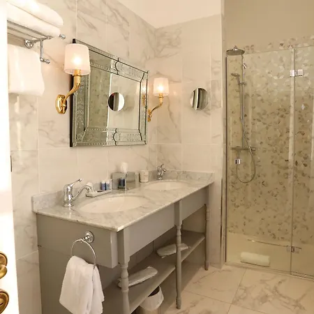 Chateau De Hotel 4*