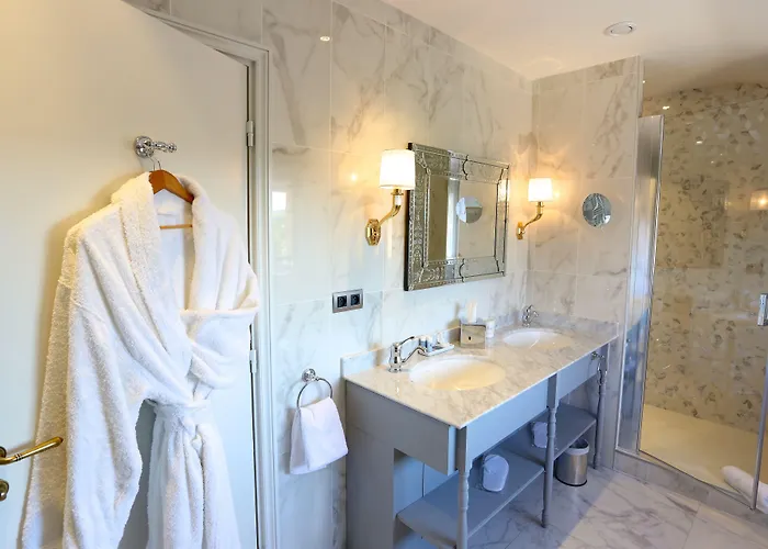 Отель Chateau De