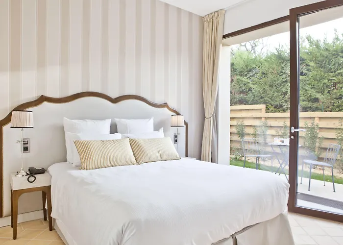 Отель Chateau De 4*